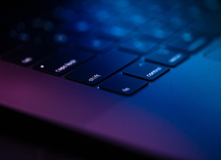 Redzami atsevišķi datora klaviatūras taustiņi - shift, caps lock. Foto: pexels.com